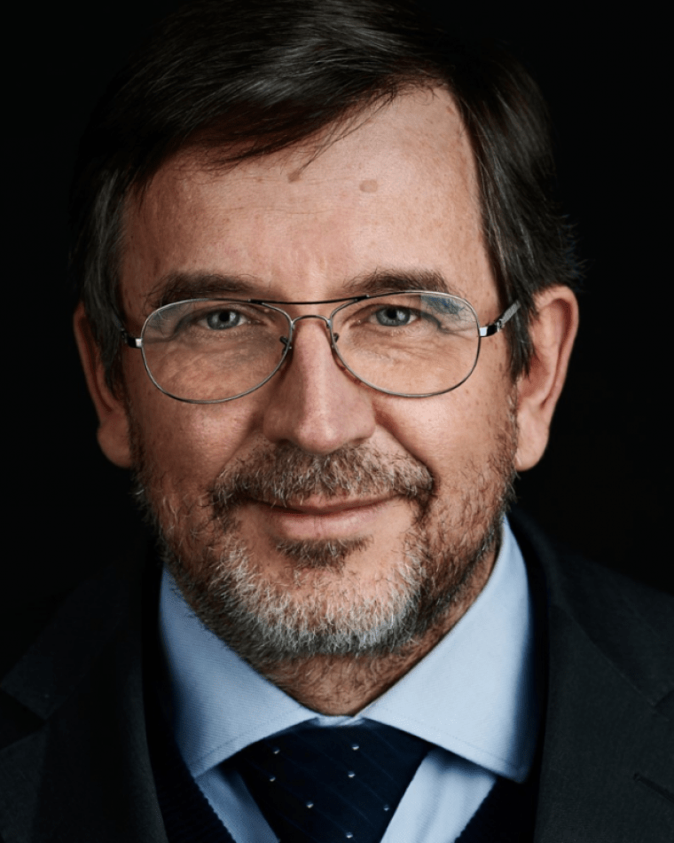 Fernando José Velez headshot